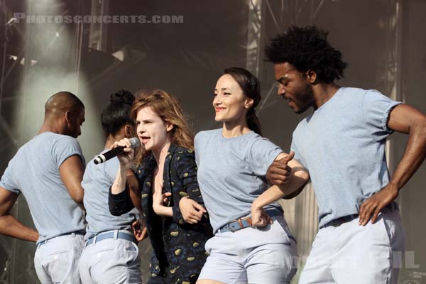 CHRISTINE AND THE QUEENS - 2013-07-20 - PARIS - Parvis de l'Hotel de Ville - 